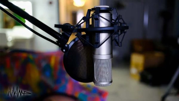 آکادمی صدابازار 22 نصب سر و ته میکروفون لامپی برای جلوگیری از آسیب گرما به دیافراگم و کاهش لرزش، انتخابی حرفهای در استودیوهای ضبط است